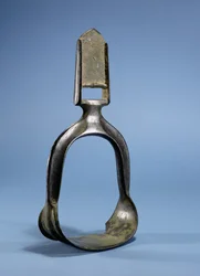Estribo, do noroeste da China ou da Sibéria, século VI ou VII (bronze)