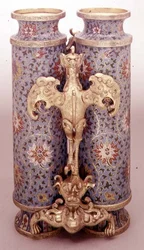 Vaso, Dinastia Ming (esmalte cloisonne sobre cobre dourado)