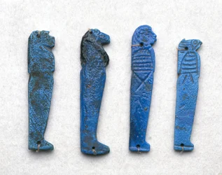 Amuleto de um Filho de Hórus, período greco-romano, 332 AC-395 DC (faiança azul)
