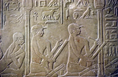 Antigo Egipto, Relevo/Escultura, Túmulo de Merereuka, Mastaba de Merereuka, 6ª Dinastia, Saqqara, Anciãos de aldeia forçados a admitir as suas declarações de impostos incorrectas aos funcionários (foto)