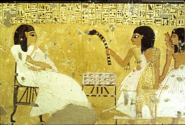 Antigo Egipto, Túmulo de Inherkhau, Tebas, Inherkhau perante os seus filhos desempenhando funções de sacerdote, Vestindo uma pele de leopardo, Pintura mural, Vale dos Nobres, 20ª dinastia (foto)