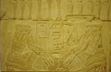 Antigo Egito, Escultura mural, Joalheiros a fundir ouro, Mastaba/Tumba de Merereuka, 6ª dinastia, Saqqara, Egito (foto)