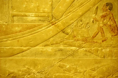 Antigo Egipto, Escultura/Pintura mural, Mastaba/Túmulo de Idout, Saqqara, 2323-2150 a.C., Um pescador a escamar peixes e a segurar uma lança de quatro pontas (foto)
