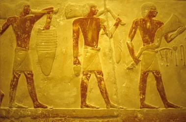 Antigo Egipto, Escultura/Pintura mural, Mastaba/Túmulo de Idout, Saqqara, 2323-2150 a.C., Portadores com oferendas (foto)