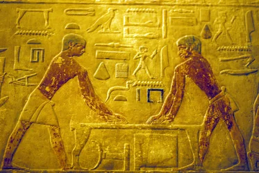 Antigo Egito, Entalhe/pintura mural, Mastaba/Túmulo de Ti, 5.ª Dinastia, Saqqara, Trabalhadores a polir madeira (foto)