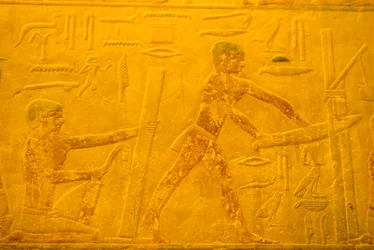 Antigo Egipto, Escultura/Pintura mural, Mastaba/Túmulo de Ti, Saqqara, 5.ª Dinastia, Carpinteiros, aplainar e serrar madeira (foto)