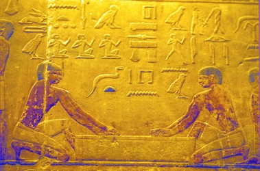 Antigo Egipto, Escultura/Pintura mural, Mastaba/Túmulo de Ti, Saqqara, 5.ª Dinastia, Trabalhadores a polir madeira (foto)