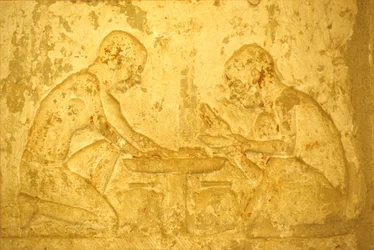 Antigo Egipto, Escultura/Pintura mural, Túmulo de Petosiris, Tuna el Gebel, 300 a.C., Homens a fazer medicamentos unguentos (foto)