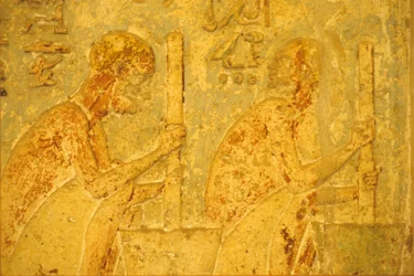 Antigo Egito, Escultura/Pintura mural, Túmulo de Petosiris, Tuna el Gebel, 300 a.C., Trabalhadores utilizando pilão e almofariz (foto)