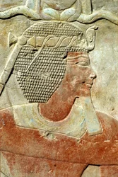 Antigo Egipto, Pintura/gravura mural, Um faraó, usando a coroa de Atef, Templo de Karnak, Luxor (foto)