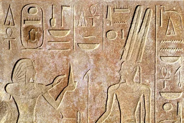 Egipto antigo, Pintura/gravura mural, Templo de Karnak/Luxor, Hatshepsut oferece pão a Amon Ra