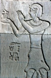 Egipto antigo, Pintura/gravura mural, Sacerdote vestindo uma pele de leopardo, oferecendo incenso, Templo de Sebek e Horus Kom Ombo (foto)