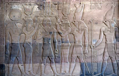 Egipto antigo, Pintura/gravura mural, Ptolomeu XIII sendo apresentado a Hórus, Templo de Sebek e Hórus, Kom Ombo (foto)