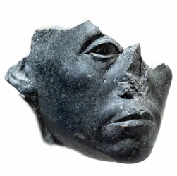 Arte do Antigo Egipto: cabeça do rei Sesóstris III. Fragmento de estátua. Escultura em granito preto, cerca de 1900 a.C. (XII dinastia, cerca de 1963-1786). Paris, Musée du Louvre