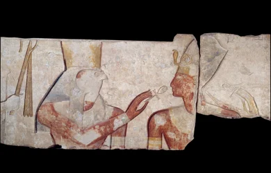 Arte Egípcia Antiga: O Rei Ramsés II é apresentado aos divinitas Horus, Amon e Hathor que lhe dão vida e insígnias reais. Baixo relevo calcário do templo de Ramsés II a Abydos por volta de 1250 AC. 19ª dinastia. Novo Império. Paris, Musee Du Louvre