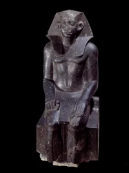 Arte do Antigo Egipto: estátua do rei Sesóstris III. Escultura em diorito de cerca de 1870 a.C. (XII dinastia, cerca de 1963-1786). De Medamoud (Egipto). Altura: 1,200 m. Paris, Musée du Louvre
