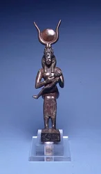 E.122-1954 Iris Nursing Horus (vista frontal) Egyptian, 715-525 BC (liga de cobre) (ver também 89138)