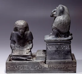 Antiquite egípcia: O escriba Nebmertouf e o macaco Thot, deus da Escritura e patrono dos escribas. A escultura de xisto. Regne de Amenophis III (1391-1353)