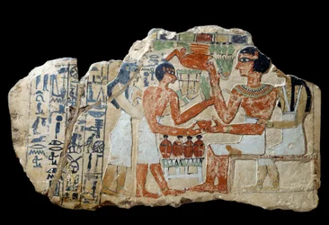 Antiquidade egípcia: Iri estela em pedra calcária. Um casal a fazer uma oferta. Primeiro período intermédio (2200-2033 a.C.) Sol. 0,3x0,52 m Paris, musee du Louvre