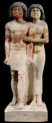 Antiguidade egípcia: estátua de calcário do casal Raherka e Meresankh. V dinastia. Império Antigo (cerca de 2700-2200 a.C.). A. 0,52 x 0,21 m. Paris, Musée du Louvre