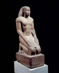 Antiguidade egípcia: Estátua de Nakhthorheb, sumo sacerdote. Escultura em quartzito cerca de 590. XXVI dinastia, reinado de Psamético (595-529 a.C.). Paris, Museu do Louvre