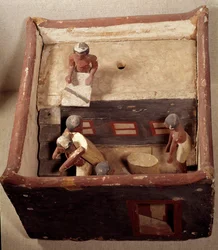 Antiquite egípcio: modelo de sótão com escribas registrando o preço dos grãos. Feito em madeira pintada. 12ª dinastia, Império Médio (2033-1710 a.C.). De Assiut. Dim. 0,32x0,44 m. Museu do Louvre, Paris.