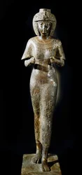 Antiguidade egípcia: estátua de bronze da rainha Karomama, esposa do faraó Takelot II. XXI dinastia. Paris, Museu do Louvre