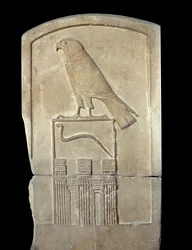 Antiquite egípcio: detalhe de uma estela em calcário do rei Serpente com representação do deus Horus. De Abydos. Período Thinitis (ca. 3100-2700 a.C.). Sol 1,4x0,6 m Paris, Musee du Louvre.