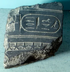 Antiquite egípcio: fragmento de um clepsydra egípcio (relógio de água, ferramenta de medição de tempo) carregando um cartucho. Período ptolemaico. Paris, Museu do Louvre
