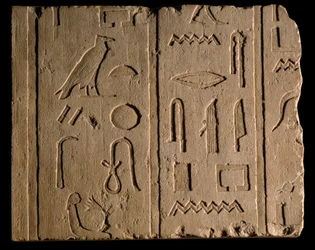 Antiguidade egípcia: insciência funerária a mencionar uma senhora chamada Takhout. Século 8 AC. Paris, Museu do Louvre