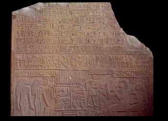 Antiquite egípcio: estela funerária coberta com uma inscrição em linguagem de código sob a forma de hieróglifos. Paris, Museu do Louvre
