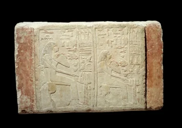 Antiquite egípcia: estela funerária em calcário das senhoras Waten e Ousernebnet. Período Thinitis (ca. 3100-2700 AC) 2ª dinastia de Memphis. Museu do Louvre de Paris