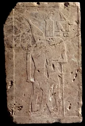 Antiquite egípcio: relevo calcário representando o rei Qahedjet (Kahedjet) abraçado pelo deus Horus. Antigo império. Fim da 3ª dinastia. 2700-2620 AC. Paris, Museu do Louvre.