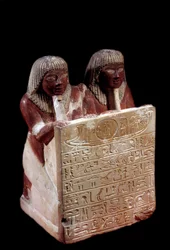 Antiquite egípcia: estátua de calcário que actua como estela em nome de Didi e do seu filho Padoua. Novo Império. Deir el Medineh. Sol 0,31 m Paris, Musee du Louvre