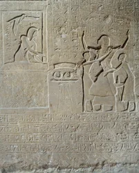 Antiguidade egípcia: alívio em pedra calcária de Hormim: Sethi I distribui os colares de valentia como recompensa pela sua coragem a Hormim, chefe do harém do rei. 19ª dinastia (1295-1186 a.C.). Museu do Louvre de Paris
