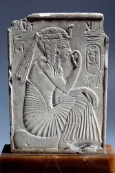 Antiquite egípcio: pequena estela calcária de Ramsés II: a criança rei senta-se no sinal do horizonte. 19ª dinastia (ca. 1295-1186). Paris, Museu do Louvre