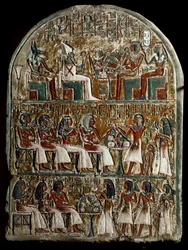 Antiquite egípcio: estela de Irynefer, em cima os deuses Osíris e Anubis face a Amenophis I e Ahmes Nefertari diviniza; no centro de Irynefer, sua esposa Mehytkhaty e sua filha Hathor fazem a oferta funerária aos seus pais, em baixo Hathor adulto