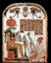 Antiquite egípcio: estela do harpista Jedkhonsuiufankh em adoração diante do divinita Horus. Período Intermediário. 1069-664 AC. Paris, musee du Louvre - Antiguidades Egípcias: estela do harpista Djedkhonsouioufankh em adoração ao deus Horus. Intermediário
