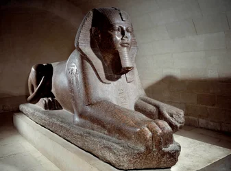 Antiguidade egípcia: a Grande Esfinge, usurpada por Ramsés II e pelo seu filho Merenptah I (ou Mineptah, Merneptah). Escultura em granito rosa. Paris, Museu do Louvre