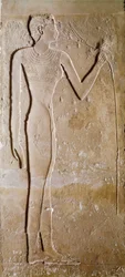 Antiquite egípcia: jovem mulher tem flor de lótus. Pedra calcária. 5ª dinastia, 2300 AC. Dim. 145 cm Paris, Musee du Louvre