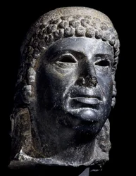 Chefe de Cleópatra III, escultura de basalto. Civilização Egípcia, Período Ptolemaico, século II a.C.