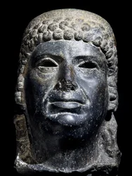 Cabeça de Cleópatra III, escultura em basalto. Civilização egípcia, período ptolomaico, século II a.C.