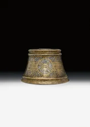 Base de candelabro mameluco com o nome de sultão Shihab Al-Dunya Wa Al-Din Ahmad bin Al-Malik Al-Nasir Muhammad