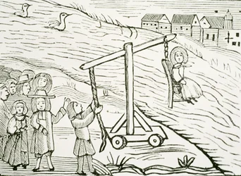 Mulher num banco de pato, acusada de bruxaria, ilustração de uma coleção de livros de capítulos sobre esoterica (xilogravura)