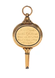 Chave de relógio gravada em memento mori, com mecha de cabelo de Martha Wayles Jefferson, francesa ou inglesa, final do século 18 - início do século 19 (ouro) (ver também 711002)