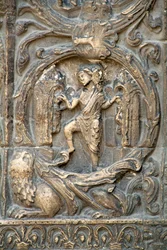 Arte Gótica: Piedroit do portal direito da fachada ocidental da Basílica de Saint Denis, representando o trabalho dos campos: Janeiro. Saint-Denis, França