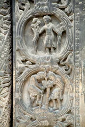 Arte Gótica: Pieright do portal direito da fachada ocidental da Basílica de Saint Denis, representando o trabalho dos campos: Abril (em cima) e Março (em baixo). Saint-Denis, França