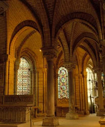 Arte gótica: chaves de cofre e ogivas, ambulatório da Basílica de Saint Denis (Saint Denis).