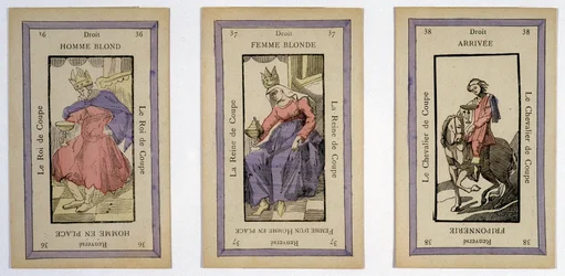Cartas antigas para jogar com o rei (homem loiro), a rainha (mulher loira) e a taça de cavaleiro (final). Musée de la Carte à Jouier, Issy-les-Moulineaux.