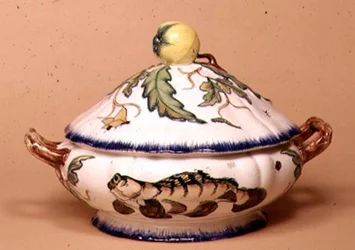 Tureen de Leboeuf et Milliet, decorada por Rousseau depois dos desenhos de Bracquemond (faiança)